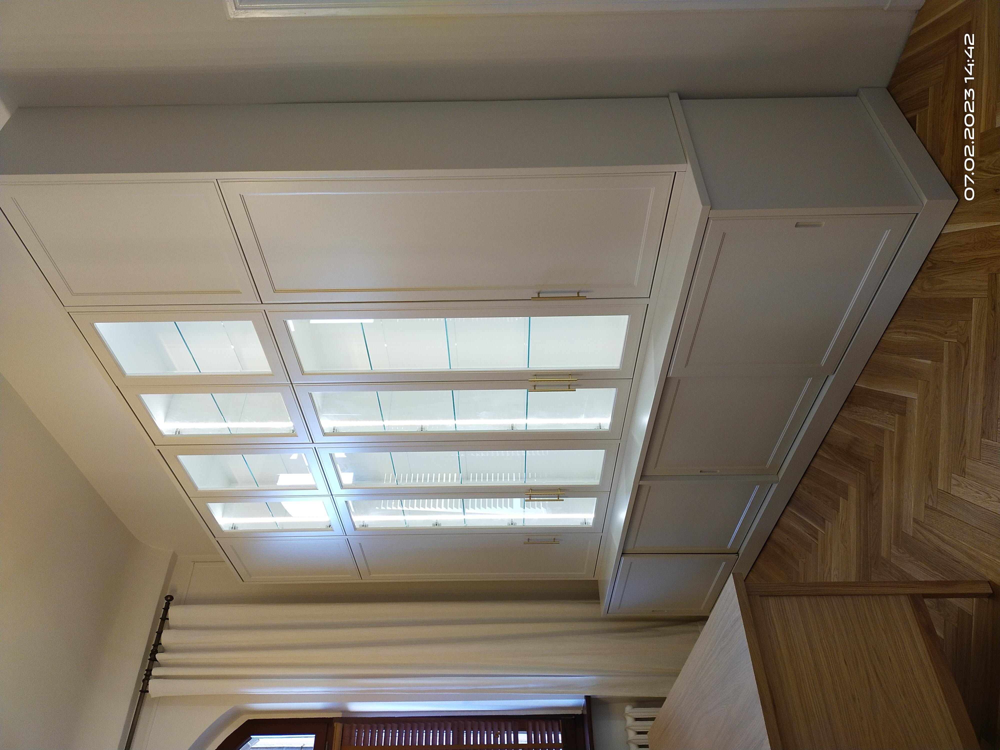 Witryna szklana na wymiar do salonu — realizacja MDR Meble